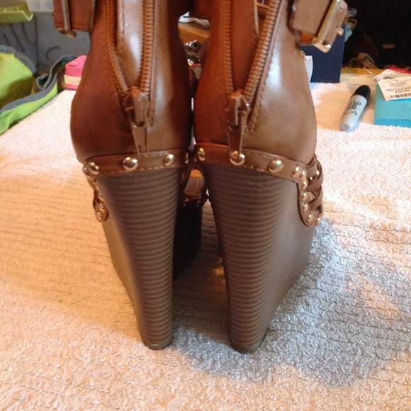 Lady's JustFab platforms and size 7 - Picture 6 of 6